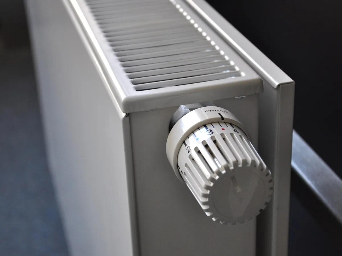 Wall-mounted home radiator with a thermostatic valve